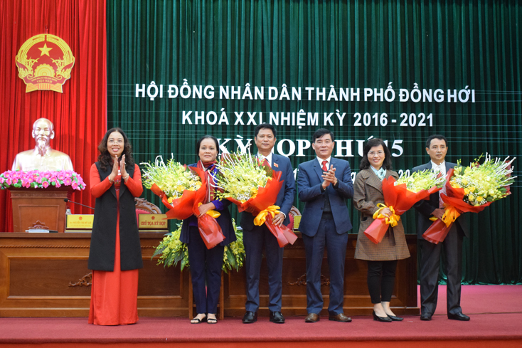 Lãnh đạo HĐND TP. Đồng Hới tặng hoa cho đồng chí miễn nhiệm thành viên UBND và 3 Ủy viên UBND thành phố nhiệm kỳ 2016-2021 được bầu bổ sung.
