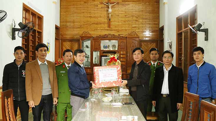 Đồng chí Đại tá Nguyễn Tiến Nam, Ủy viên Ban Thường vụ Tỉnh ủy, Giám đốc Công an tỉnh chúc mừng Giáng sinh Linh mục Lê Hữu Trường tại Giáo xứ Khe Gát