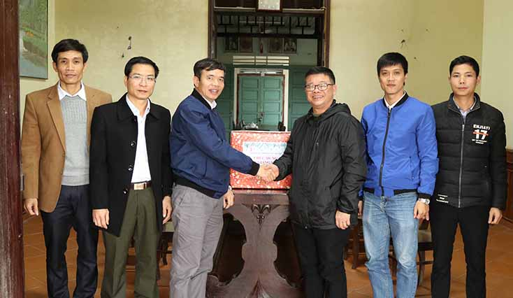 Đồng chí Đại tá Nguyễn Tiến Nam, Ủy viên Ban Thường vụ Tỉnh ủy, Giám đốc Công an tỉnh chúc mừng Giáng sinh Linh mục Nguyễn Phương Hướng tại Giáo xứ Hướng Phương