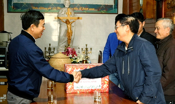 Đồng chí Đại tá Nguyễn Tiến Nam, Ủy viên Ban Thường vụ Tỉnh ủy, Giám đốc Công an tỉnh chúc mừng Giáng sinh Linh mục Nguyễn Đại tại Chuẩn Giáo xứ Ba Đồn