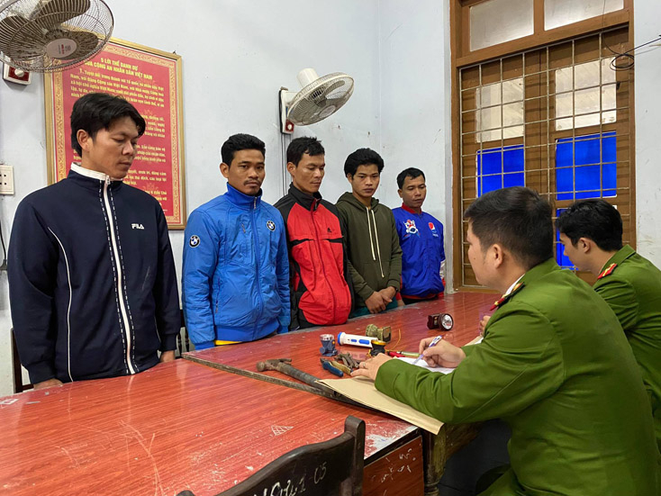 Các đối tượng phá hoại tài sản tại cơ quan Công an huyên Lệ Thủy