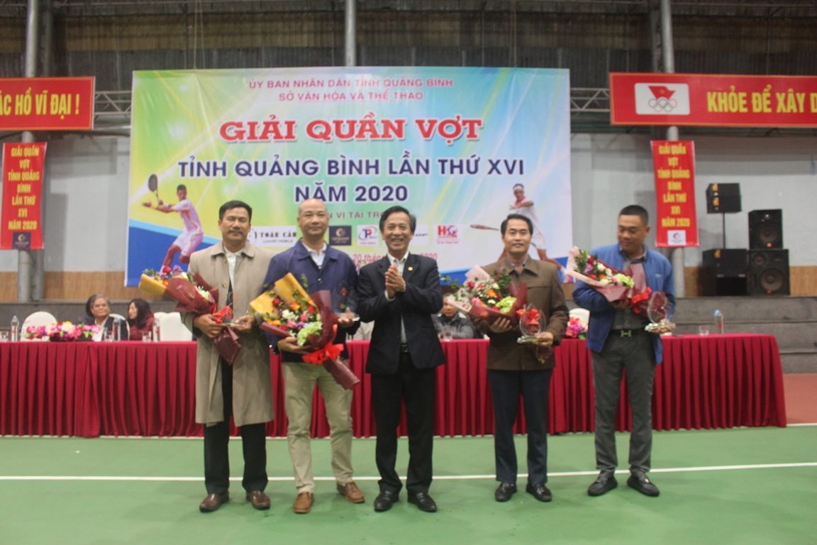 Ban tổ chức tặng hoa cho các nhà tài trợ của giải.