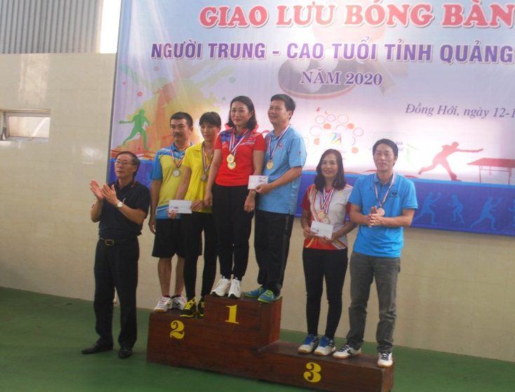 Ban tổ chức trao giải cho đôi nam-nữ trung tuổi.