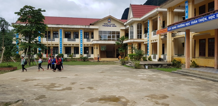 Khuôn viên, lớp học Trường TH-THCS Thượng Hóa luôn gọn gàng, sạch đẹp thu hút các em học sinh đến trường.