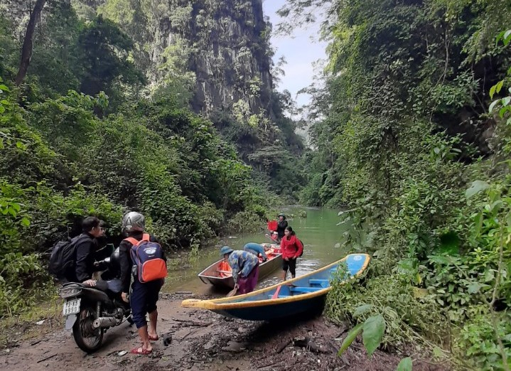 Đường đến trường rất gian nan, vất vả, nhất là vào mùa mưa lũ, nhưng các cán bộ, giáo viên Trường TH-THCS Thượng Hóa luôn bám lớp, bám trường.