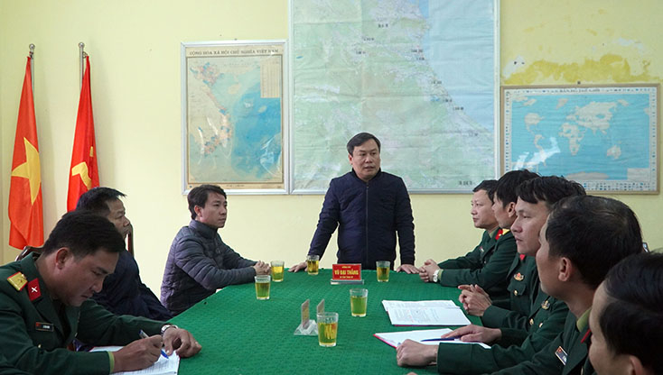 Đồng chí Bí thư Tỉnh ủy Vũ Đại Thắng trò chuyện với cán bộ, chiên sĩ Tiểu đoàn 42, Trung đoàn Bộ binh 996