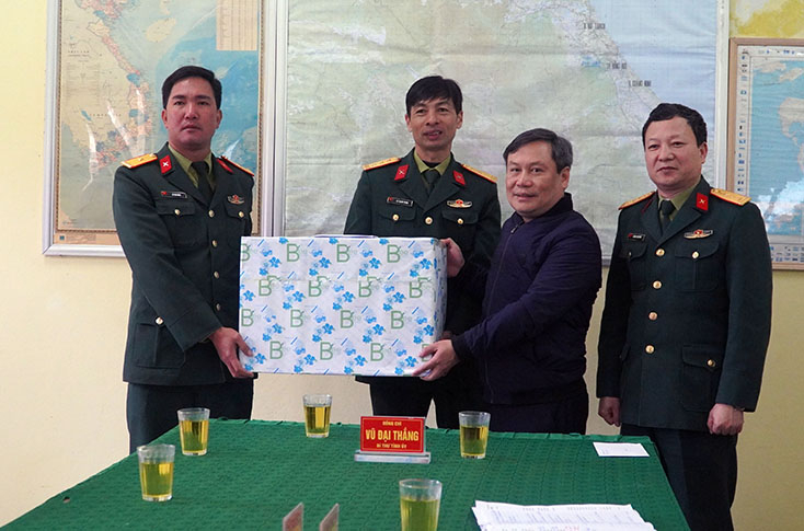 Đồng chí Bí thư Tỉnh ủy Vũ Đại Thắng tặng quà cán bộ, chiên sĩ Tiểu đoàn 42, Trung đoàn Bộ binh 996