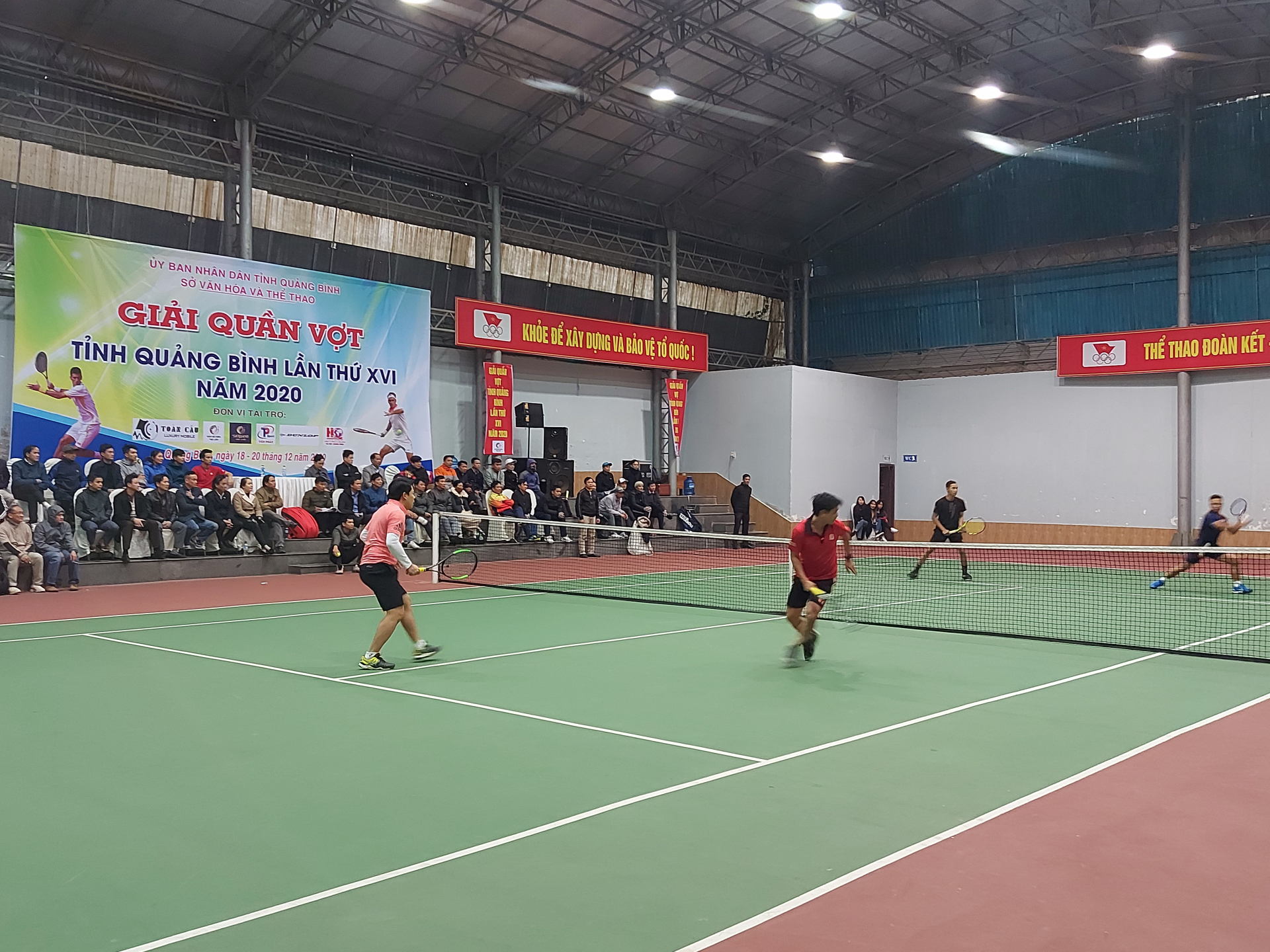 Một trận đấu tại giải.