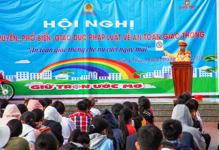 Cảnh sát giao thông tuyên truyền, phổ biến, giáo dục pháp luật về an toàn giao thông cho các em học sinh Trường TH và THCS Quảng Thủy. 