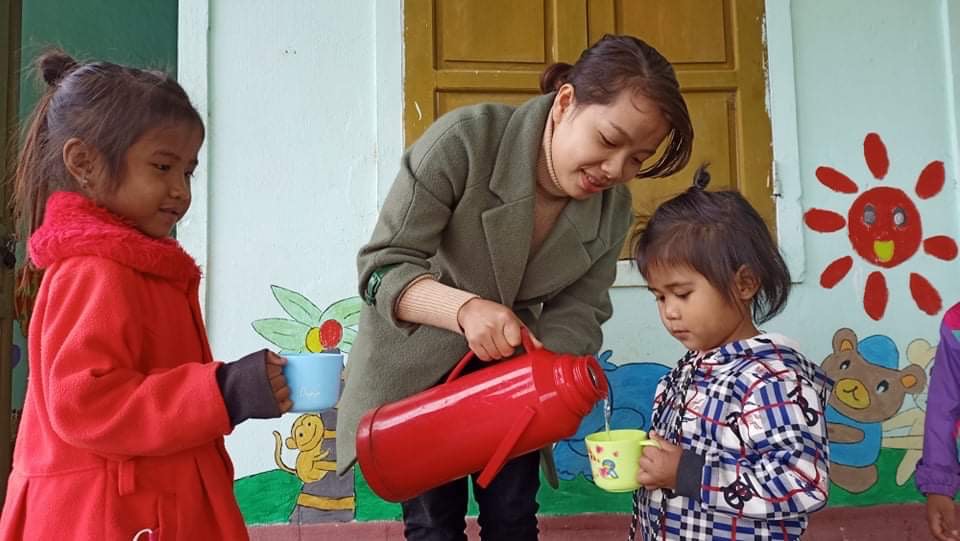 Gíao viên Trường mầm non Thanh Lạng, xã Thanh Hóa, Tuyên Hóa bổ sung nước ấm cho các cháu.