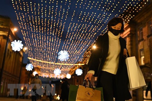  Người dân đeo khẩu trang phòng lây nhiễm COVID-19 tại Anh, ngày 19-12-2020. (Ảnh: AFP/TTXVN)