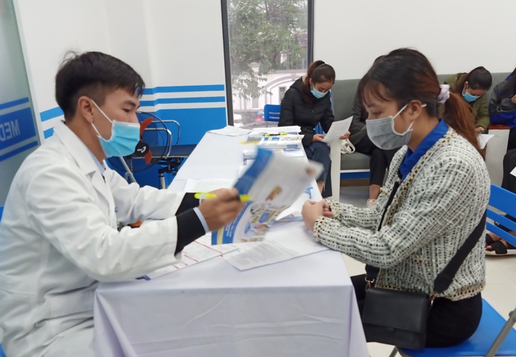 Nhiều bạn trẻ trên địa bàn tỉnh tham gia tư vấn và xét nghiệm tại Phòng khám chuyên khoa xét nghiệm MEDLATEC Quảng Bình.