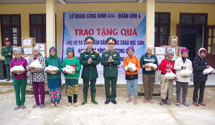 Lữ đoàn trao gạo và quà tặng các gia đình có hoàn cảnh đặc biệt khó khăn