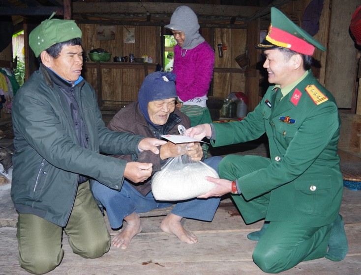 Thượng tá Phạm Nguyên Hải, Phó Chính ủy Lữ đoàn tới nhà trao quà tận tay ông Hồ Xếp, 93 tuổi, người có công với cách mạng