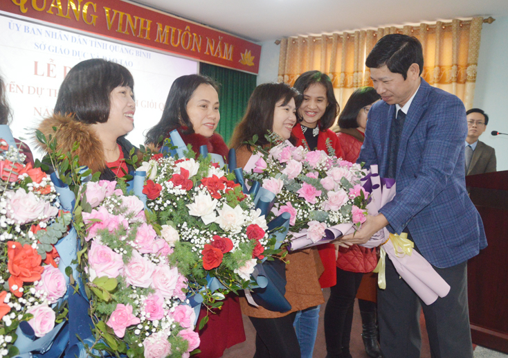 Đồng chí Phó Chủ tịch UBND tỉnh Hồ An Phong tặng hoa động viên các giáo viên chủ nhiệm đội tuyển.