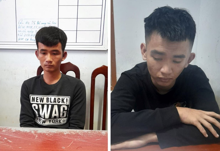 Đối tượng Trần Hoàng Đạt (bên phải) và Hoàng Cảnh Việt, (bên trái) tại cơ quan Công an huyện Lệ Thủy