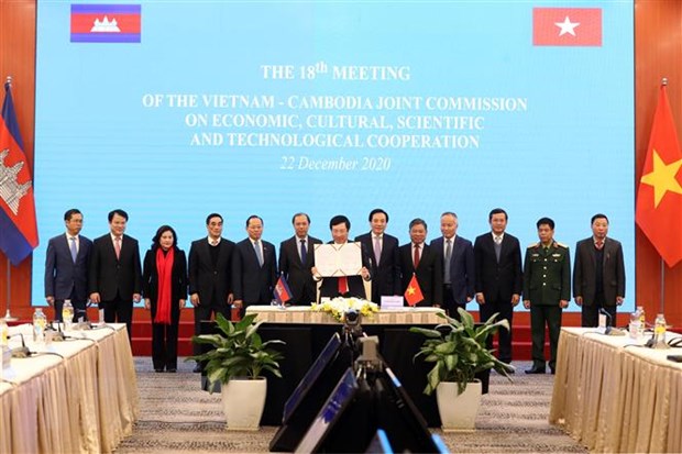 Phó Thủ tướng, Bộ trưởng Bộ Ngoại giao Phạm Bình Minh cùng Phó Thủ tướng, Bộ trưởng Ngoại giao và Hợp tác quốc tế Campuchia Prak Sokhonn ký Biên bản Kỳ họp lần thứ 18 Ủy ban Hỗn hợp Việt Nam-Campuchia. (Ảnh: Lâm Khánh/TTXVN)