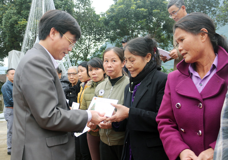  Trao quà cho giáo dân có hoàn cảnh khó khăn trên địa bàn giáo xứ.