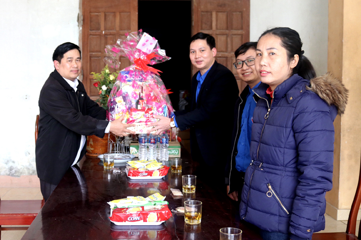 Tỉnh đoàn Quảng Bình thăm, chúc mừng các giáo xứ trên địa bàn.
