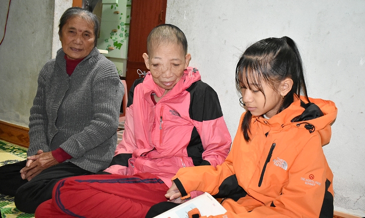 Em Nguyễn Trà My với mẹ và bà nội.