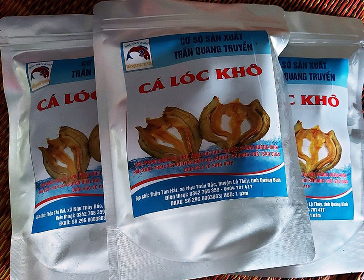 Hiện cá lóc khô tại cơ sở đã có bao bì, nhãn mác bắt mắt, có mã vạch truy xuất nguồn gốc.