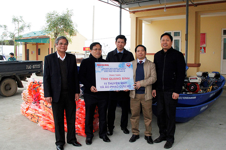 Đại diện Báo Người Lao động trao thuyền máy, áo phao cho các địa phương