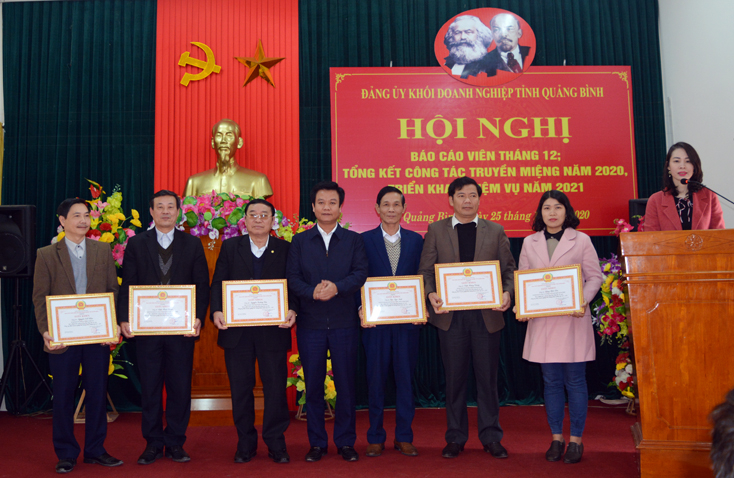 Đồng chí Bí thư Đảng bộ Khối Doanh nghiệp Trần Quốc Tuấn trao giấy khen tặng 6 các nhân có nhiều thành tích xuất sắc trong hoạt động báo cáo viên nhiệm kỳ 2015-2020.