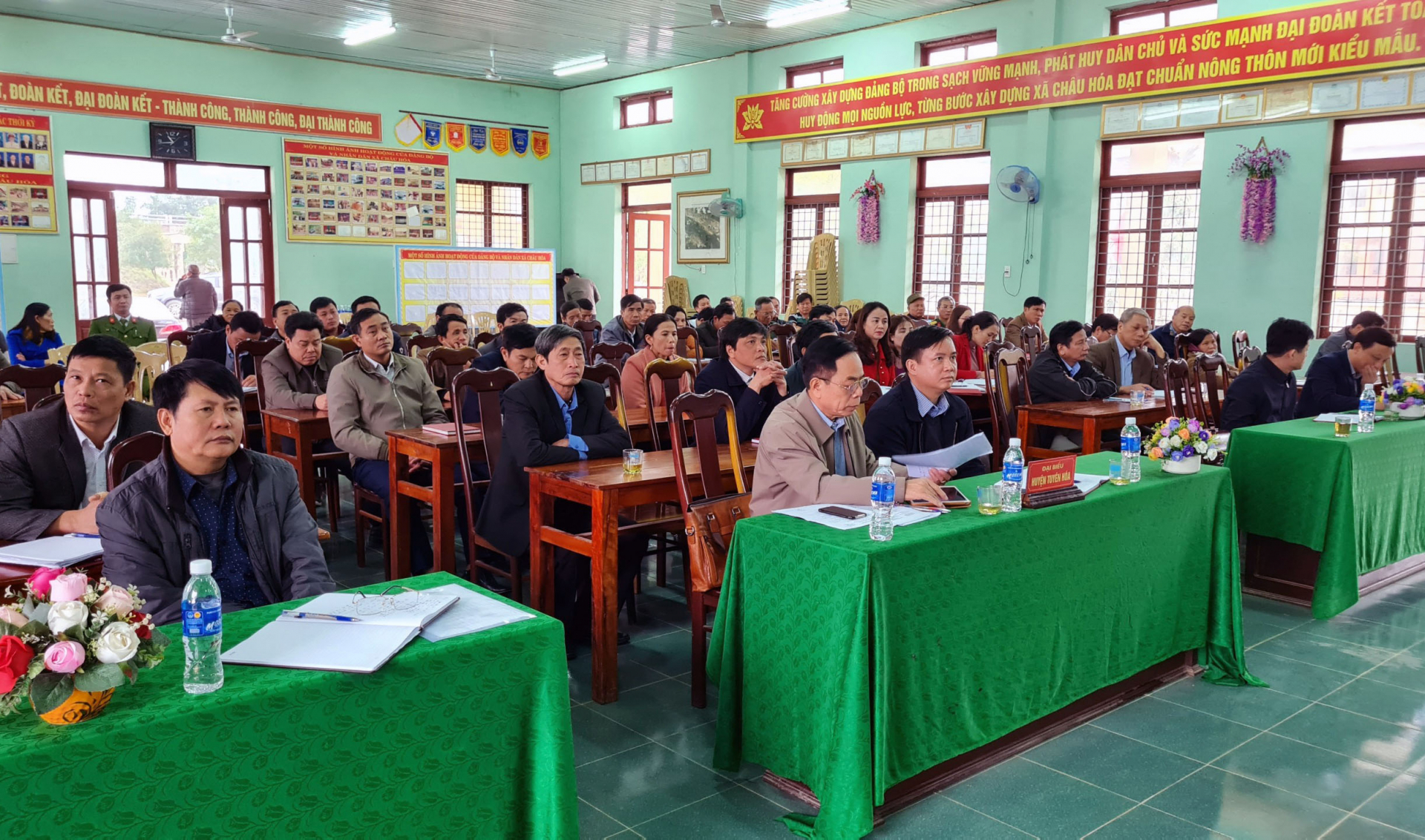 Các cử tri tham gia buổi tiếp xúc.