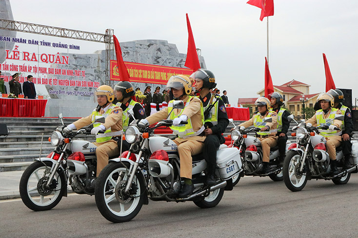Các lực lượng Công an tỉnh diễu hành biểu dương lực lượng, ra quân tấn công, trấn áp tội phạm 