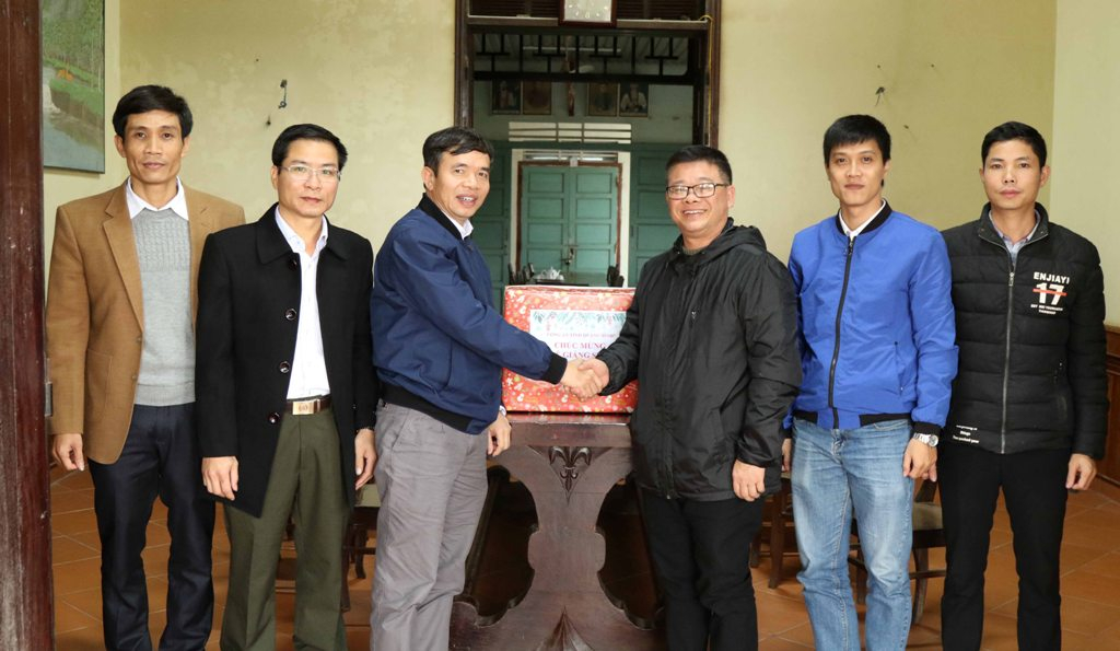 Đại tá Nguyễn Tiến Nam-Giám đốc Công an tỉnh thăm hỏi, chúc mừng lễ Giáng sinh các linh mục trên địa bàn.