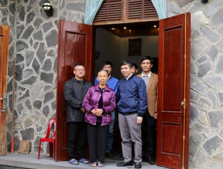 Đại tá Nguyễn Tiến Nam-Giám đốc Công an tỉnh thăm hỏi, chúc mừng lễ Giáng sinh giáo dân ở Quảng Bình.