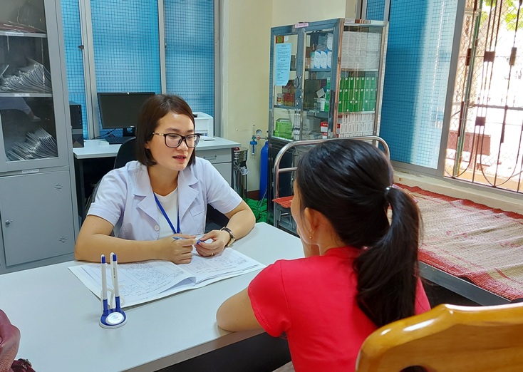  Cán bộ y tế Trung tâm Kiểm soát bệnh tật luôn chú trọng đến việc vấn sức khỏe cho người có nhiễm HIV/AIDS và người có nguy cơ lây nhiễm cao.