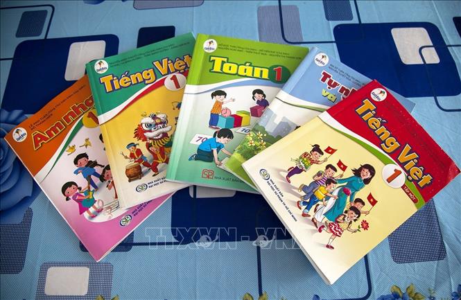  Sách giáo khoa Lớp 1 dành cho học sinh bộ “Cánh Diều” của Nhà xuất bản Đại học Sư phạm TP Hồ Chí Minh gây nhiều băn khoăn trong dư luận. Ảnh: TTXVN