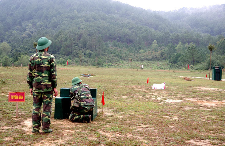 Thực hành kiểm tra bắn đạn thật, súng tiểu liên AK bài 2C (bắn mục tiêu ẩn hiện, vận động ở địa hình rừng núi ban ngày và ban đêm) 