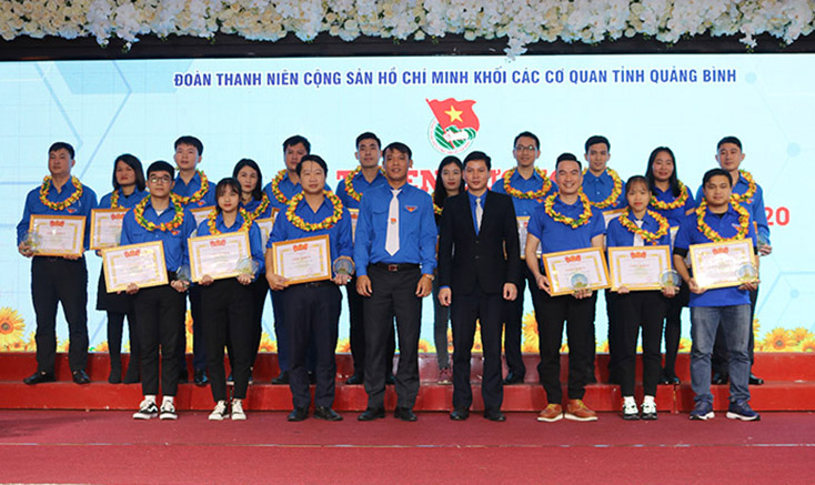 Đoàn khối CCQ tuyên dương 17 Chi đoàn mạnh năm 2020