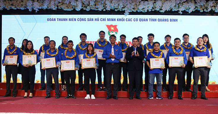 20 Bí thư chi đoàn giỏi được tuyên dương tại buổi lễ