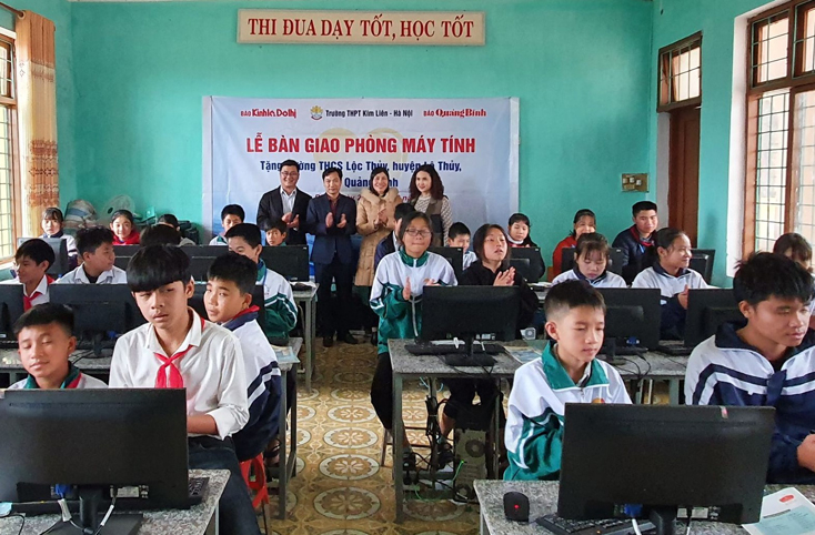Đại diện Báo Kinh tế và Đô thị bàn giao phòng máy vi tính cho Trường THCS Lộc Thủy