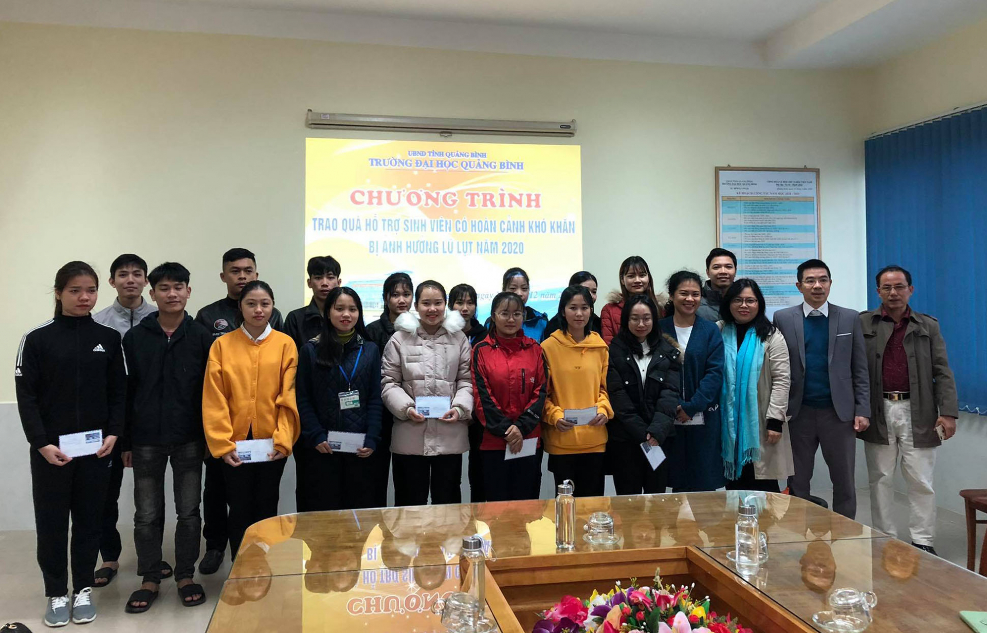 Chị Trần Bông Mai, đại diện nhóm thiện nguyện trao học bổng cho sinh viên Trường đại học Quảng Bình.