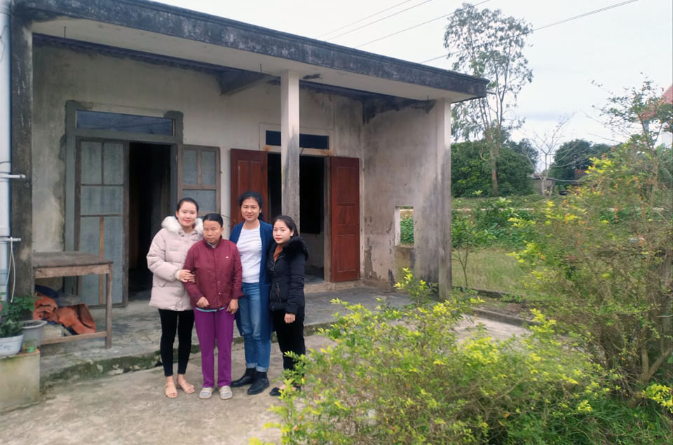 Nhóm thiện nguyện trao học bổng cho học sinh Trường THPT Chuyên Võ Nguyên Giáp tại gia đình ở huyện Quảng Ninh.