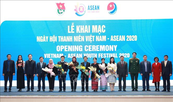  Bí thư thứ Nhất Trung ương Đoàn Nguyễn Anh Tuấn, Chủ nhiệm Ủy ban quốc gia về thanh niên Việt Nam và Thứ trưởng Bộ Ngoại giao Nguyễn Minh Vũ tặng hoa chúc mừng đại diện đại sứ quán các nước ASEAN tại Việt Nam. Ảnh: Văn Điệp/TTXVN