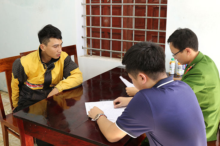 Đối tượng Quách Tín thành tại cơ quan công an