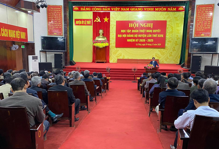 Các đại biểu đang dự hội nghị học tập, quán triệt Nghị quyết Đại hội Đảng bộ huyện Lệ Thủy lần thứ XXIV