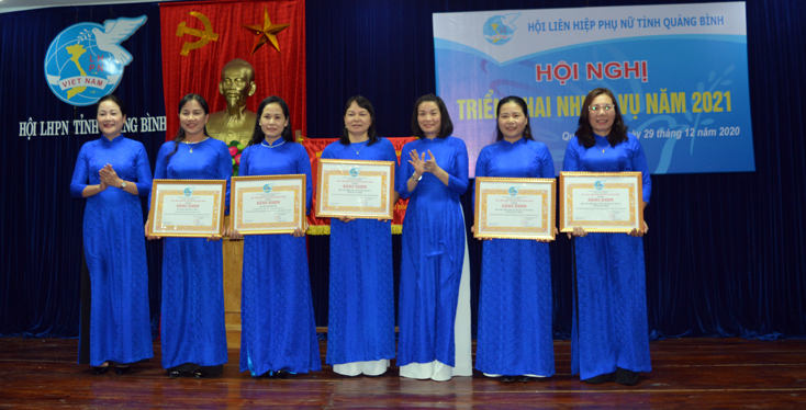 Đồng chí Chủ tịch Hội LHPN và Phó Chủ tịch Thường trực Hội LHPN tỉnh trao bằng khen cho các cá nhân đạt thành tích xuất sắc trong thực hiện các phong trào phụ nữ năm 2020.