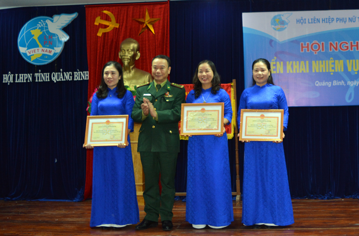 Lãnh đạo Bộ chỉ huy Bộ đội Biên phòng tỉnh trao giấy khen các tập thể  đạt thành tích xuất sắc trong thực hiện chương trình “Đồng hành cùng phụ nữ biên cương” giai đoạn 2018-2020.