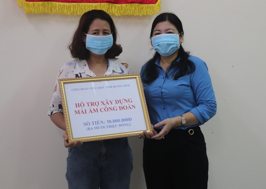   Lãnh đạo CĐ Viên chức tỉnh trao tiền hỗ trợ xây nhà  