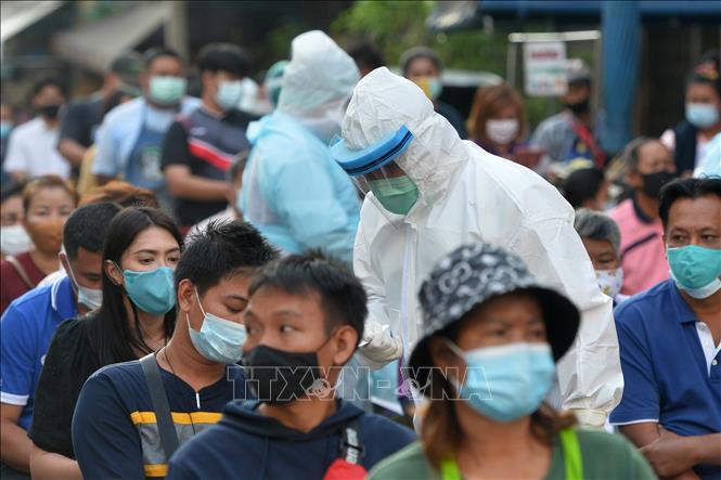  Người dân chờ xét nghiệm COVID-19 tại tỉnh Samut Sakhon, Thái Lan, ngày 22-12-2020. Ảnh minh họa: THX/TTXVN