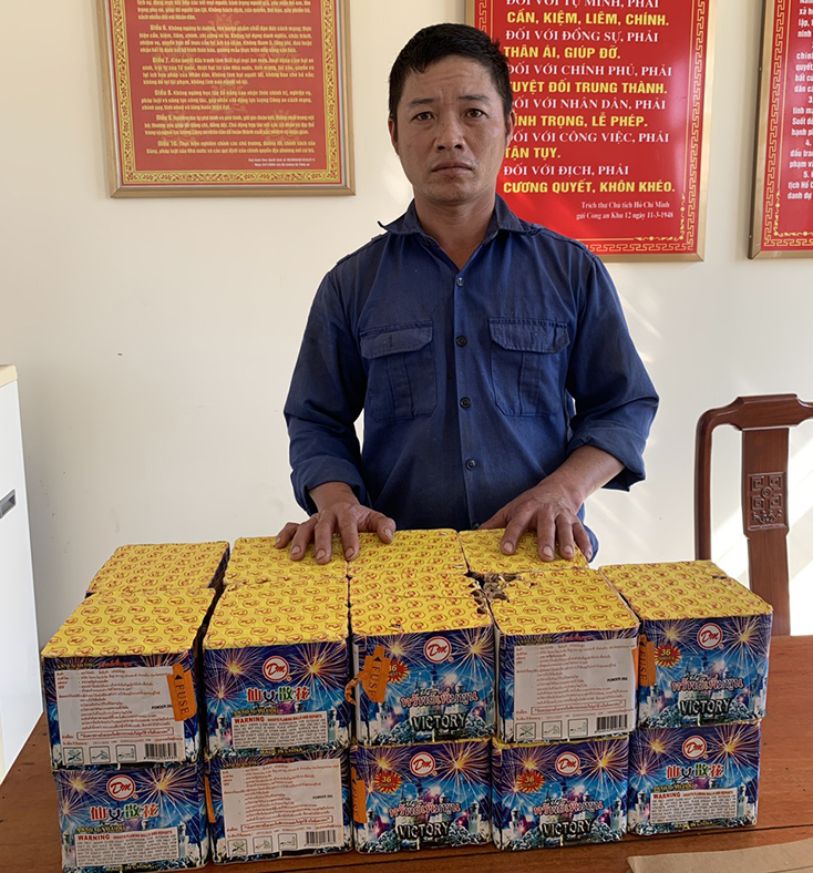 Đối tượng Nguyễn Văn Nam cùng tang vật.