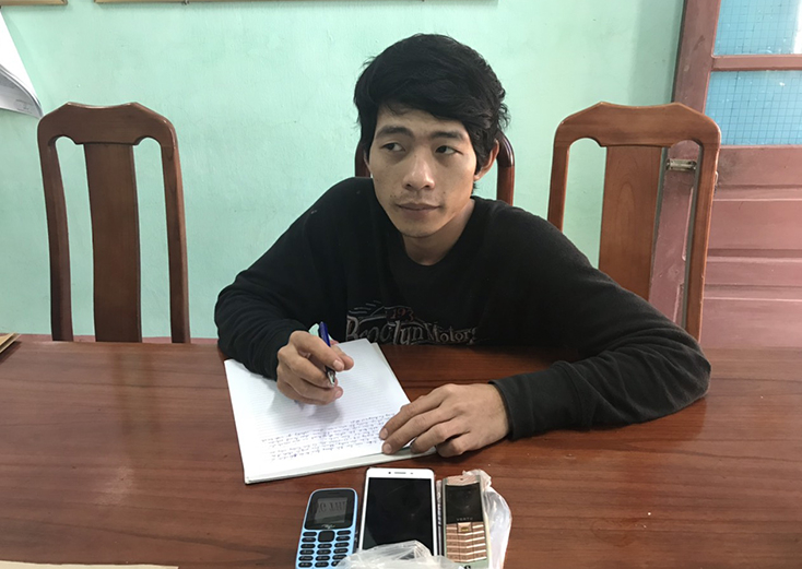 Đối tượng Nguyễn Huy Hoàng cùng tang vật vụ trộm.