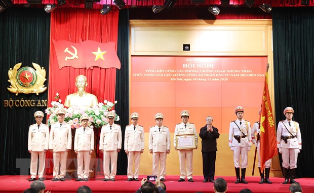 Ủy viên Bộ Chính trị, Thường trực Ban Bí thư Trần Quốc Vượng trao tặng Huân chương Lao động hạng Ba cho Thanh tra Bộ Công an. (Ảnh: Thống Nhất/TTXVN)