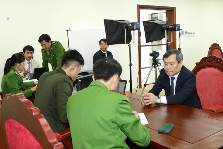  Làm căn cước công dân gắn chíp điện tử cho đồng chí Vũ Đại Thắng, Ủy viên dự khuyết BCH Trung ương Đảng, Bí thư Tỉnh ủy.
